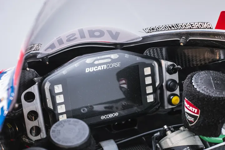 la ducati desmosedici gp19 pilotée par andrea dovizioso s’apprête à être vendue aux enchères et attire déjà tous les regards 12