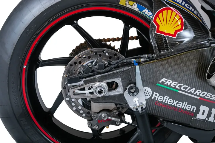 la ducati desmosedici gp19 pilotée par andrea dovizioso s’apprête à être vendue aux enchères et attire déjà tous les regards 16