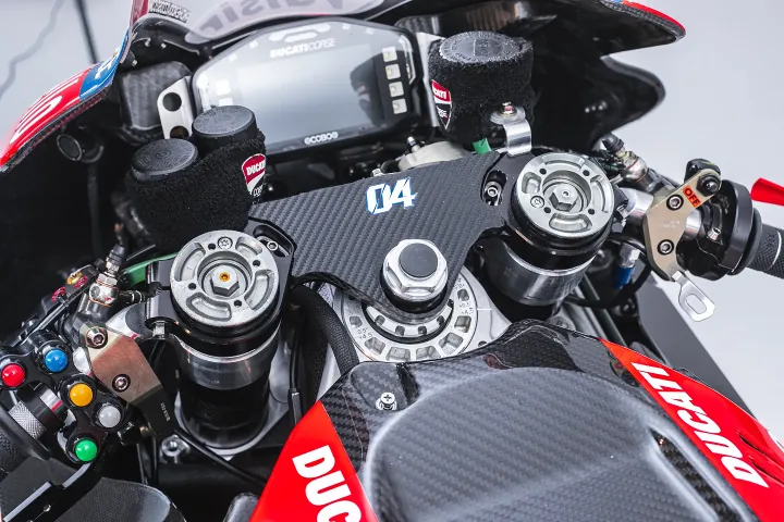 la ducati desmosedici gp19 pilotée par andrea dovizioso s’apprête à être vendue aux enchères et attire déjà tous les regards 18