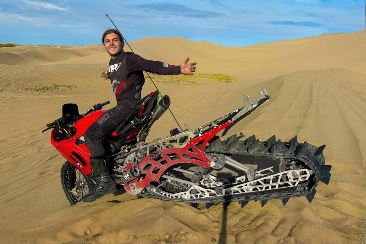 la ducati panigale n’a jamais été pensée pour ça et pourtant elle pulvérise les dunes grâce à une idée folle
