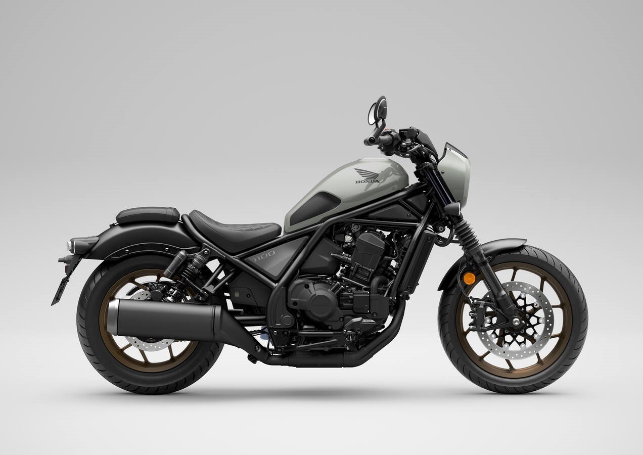La Honda CMX1100 Rebel revient en 2026 avec des coloris inédits et conserve tout le charme de son bicylindre DCT