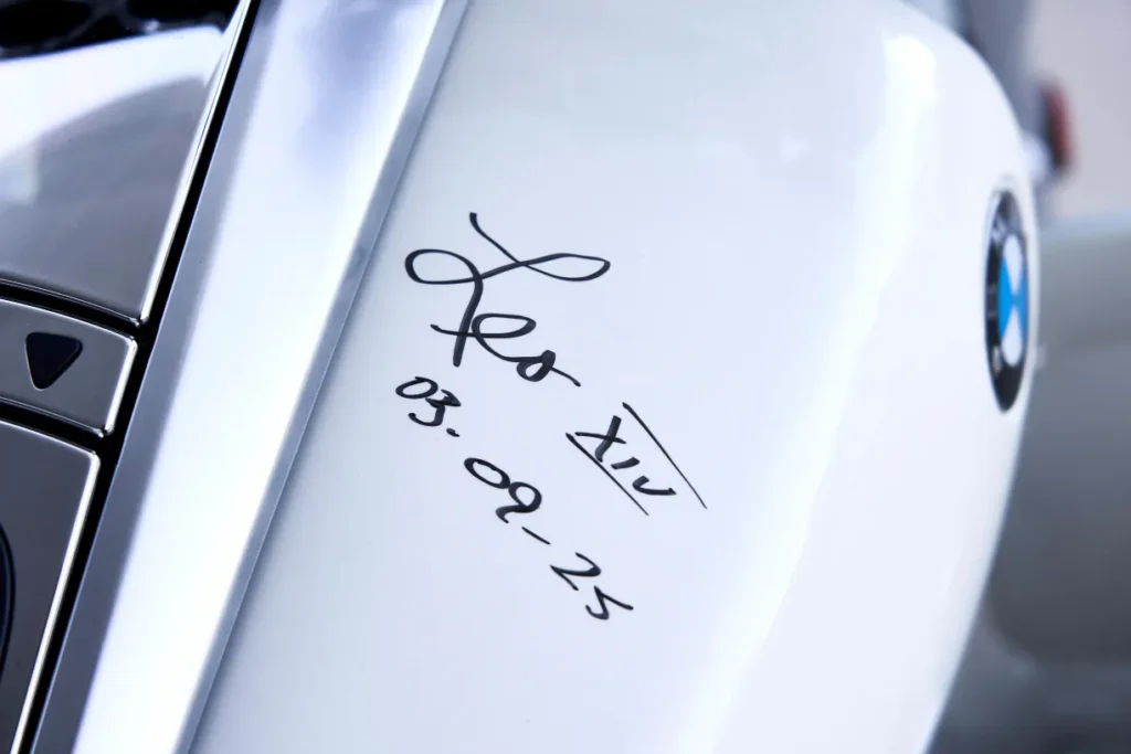 la moto la plus sainte du monde cette bmw r18 bénie au vatican vaut plus qu’une tesla 11