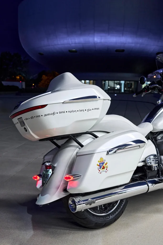 la moto la plus sainte du monde cette bmw r18 bénie au vatican vaut plus qu’une tesla 14