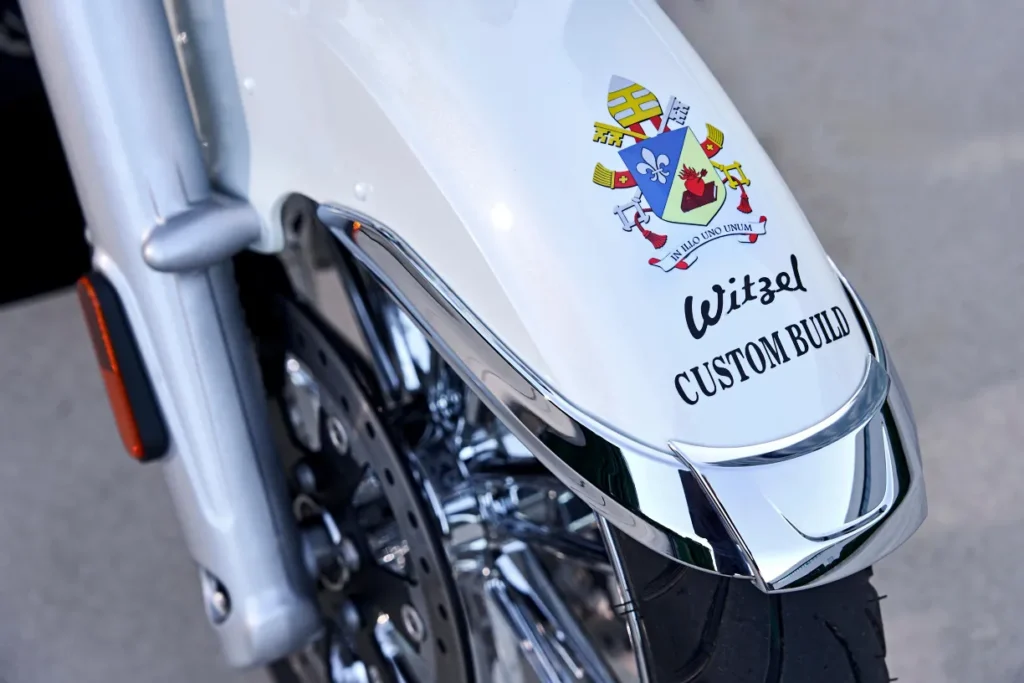 la moto la plus sainte du monde cette bmw r18 bénie au vatican vaut plus qu’une tesla 15