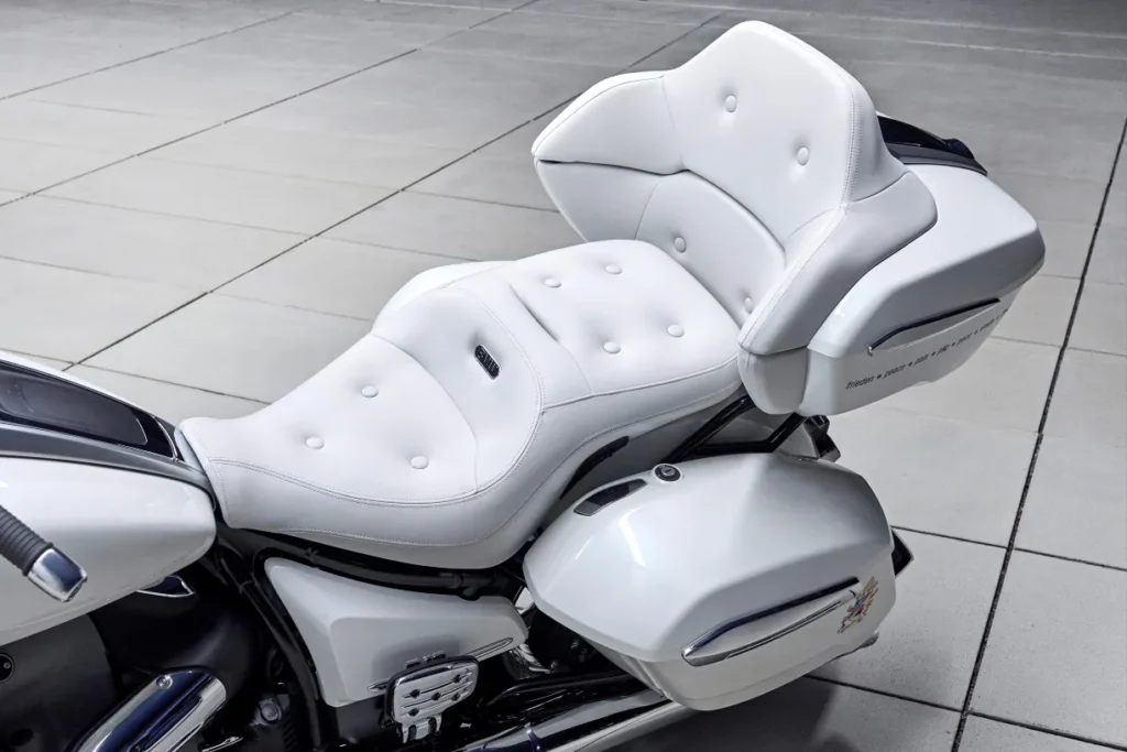 la moto la plus sainte du monde cette bmw r18 bénie au vatican vaut plus qu’une tesla 16