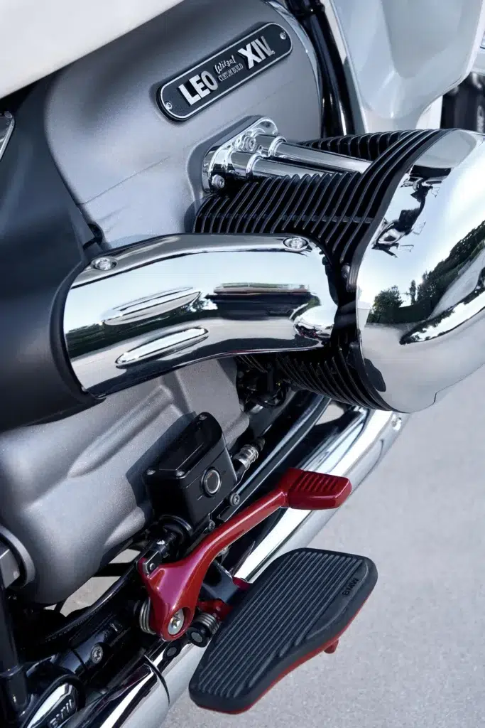 la moto la plus sainte du monde cette bmw r18 bénie au vatican vaut plus qu’une tesla 17