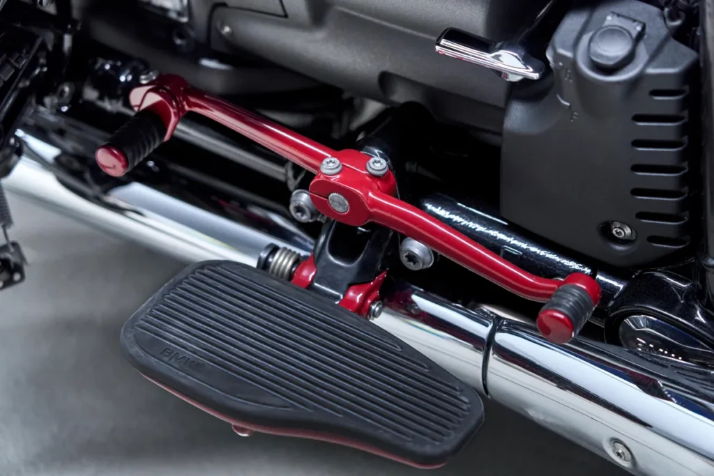 la moto la plus sainte du monde cette bmw r18 bénie au vatican vaut plus qu’une tesla 19