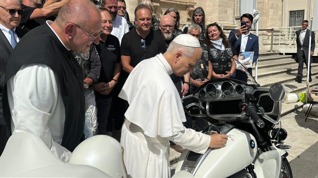la moto la plus sainte du monde cette bmw r18 bénie au vatican vaut plus qu’une tesla 2
