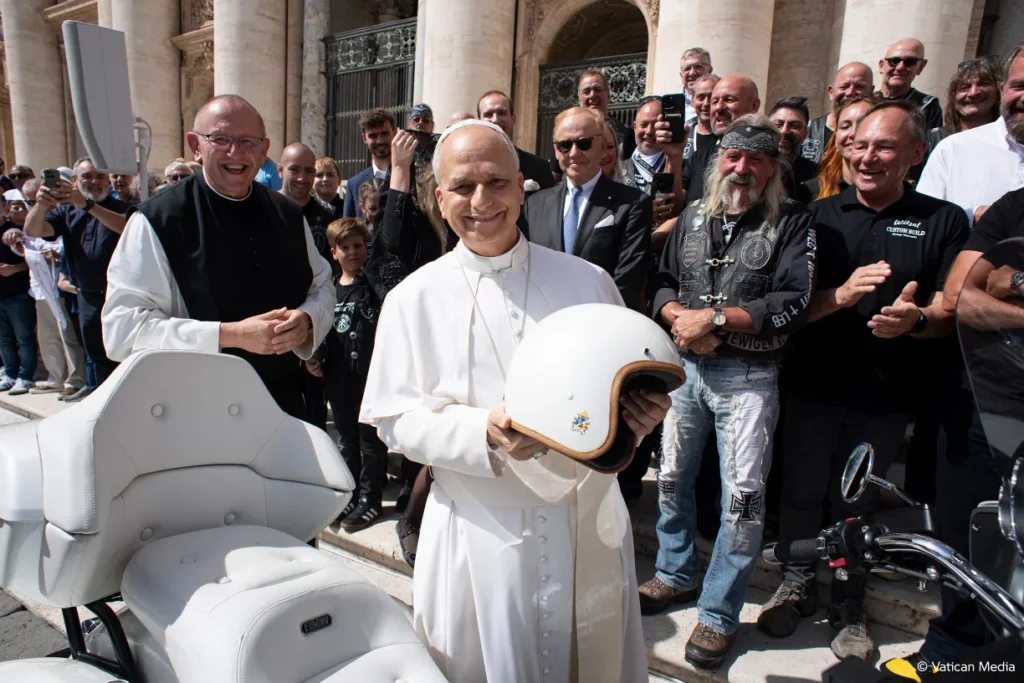 la moto la plus sainte du monde cette bmw r18 bénie au vatican vaut plus qu’une tesla 3