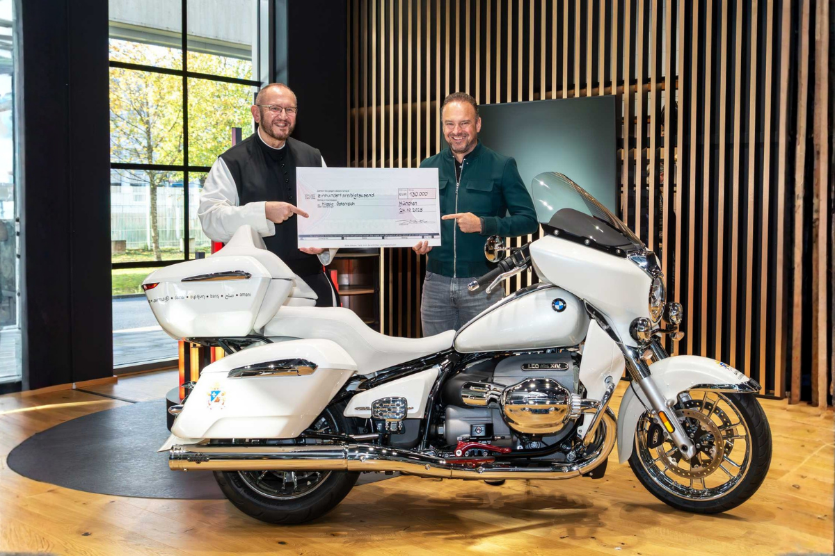 la moto la plus sainte du monde cette bmw r18 bénie au vatican vaut plus qu’une tesla