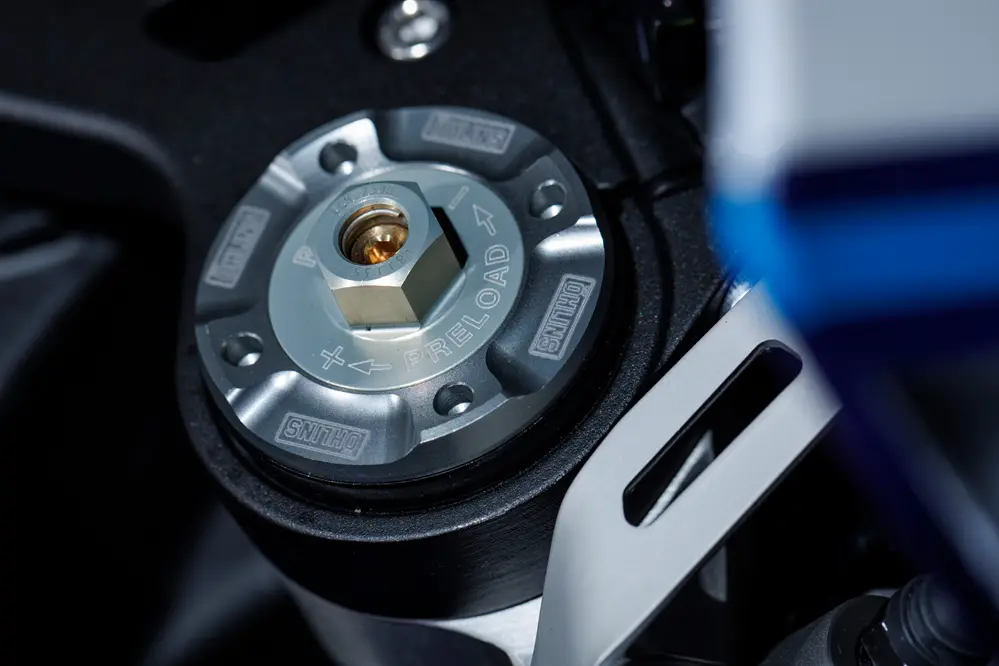 la r1 la plus désirable de 2025 yamaha sort une édition collector inspirée par l’homme aux 6 titres 10