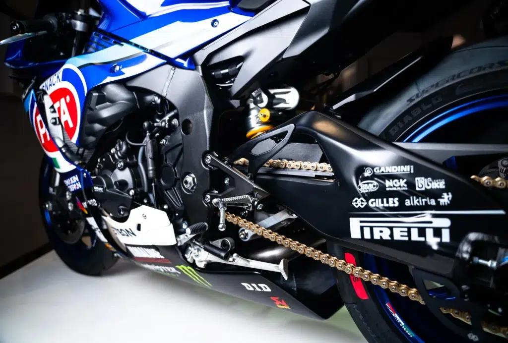 la r1 la plus désirable de 2025 yamaha sort une édition collector inspirée par l’homme aux 6 titres 13