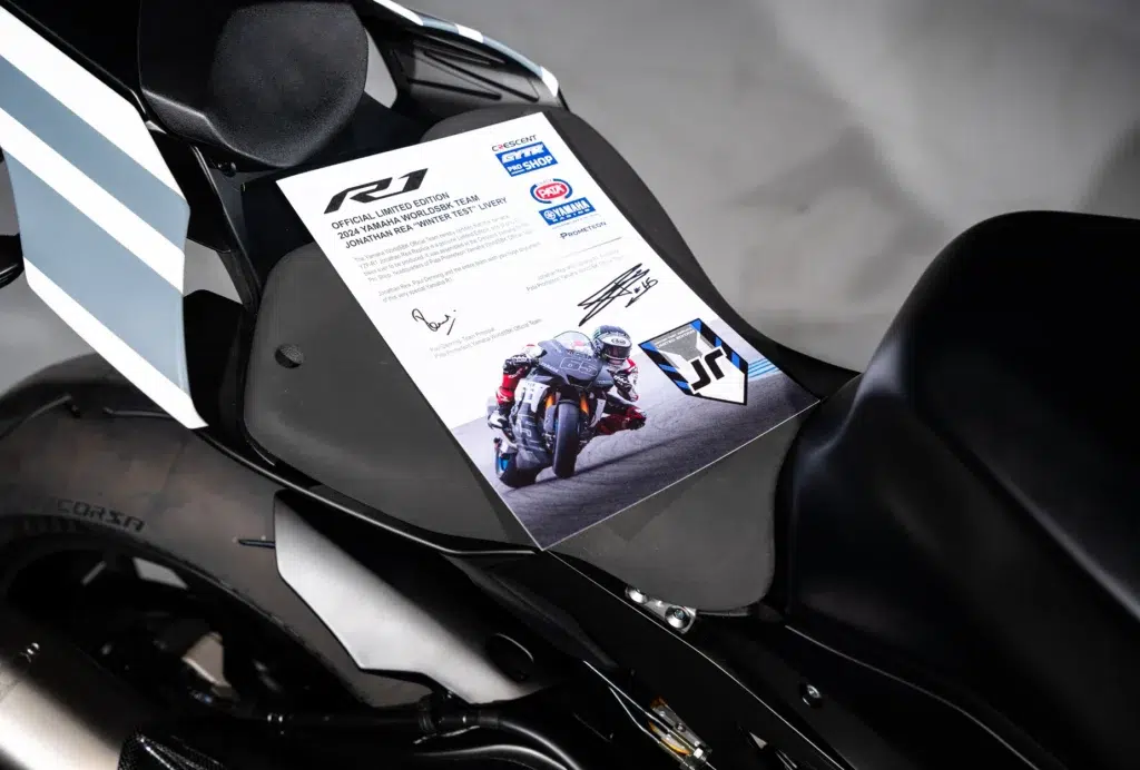 la r1 la plus désirable de 2025 yamaha sort une édition collector inspirée par l’homme aux 6 titres 16