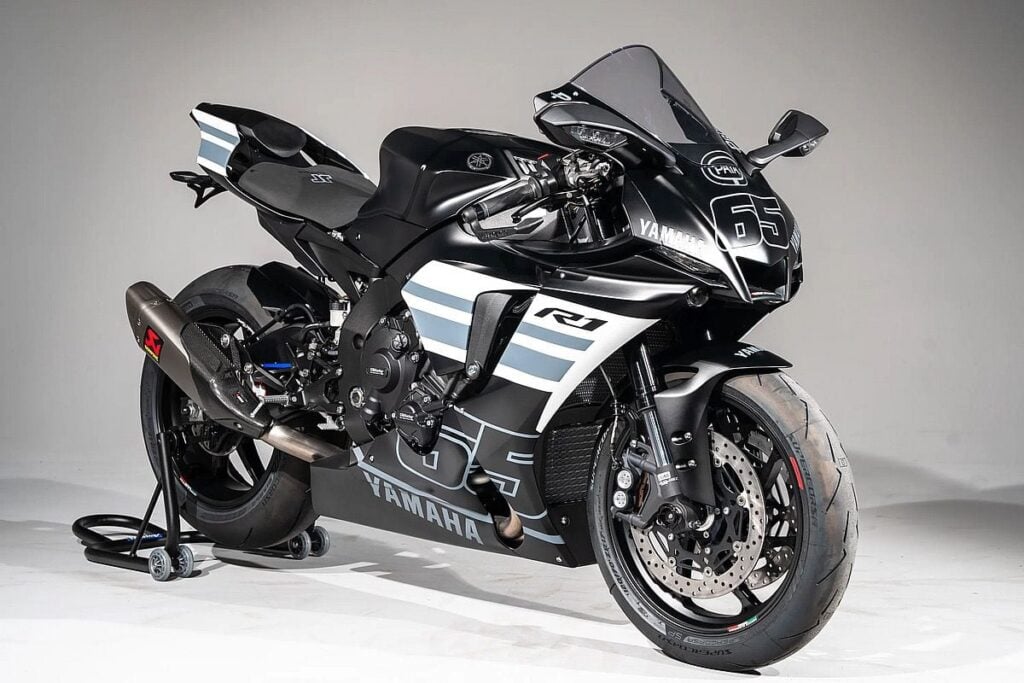 la r1 la plus désirable de 2025 yamaha sort une édition collector inspirée par l’homme aux 6 titres 6