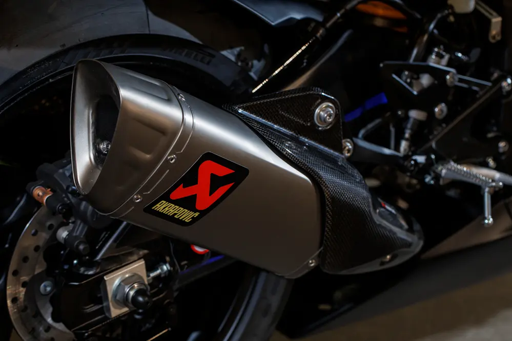 la r1 la plus désirable de 2025 yamaha sort une édition collector inspirée par l’homme aux 6 titres 7