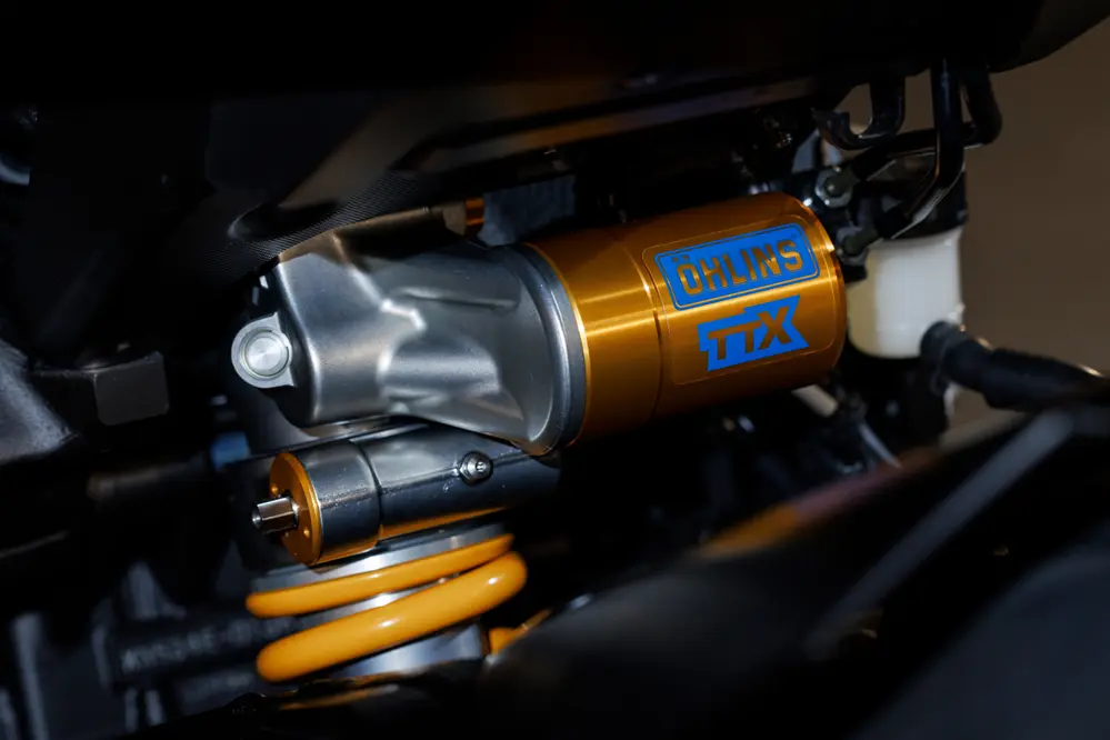 la r1 la plus désirable de 2025 yamaha sort une édition collector inspirée par l’homme aux 6 titres 8
