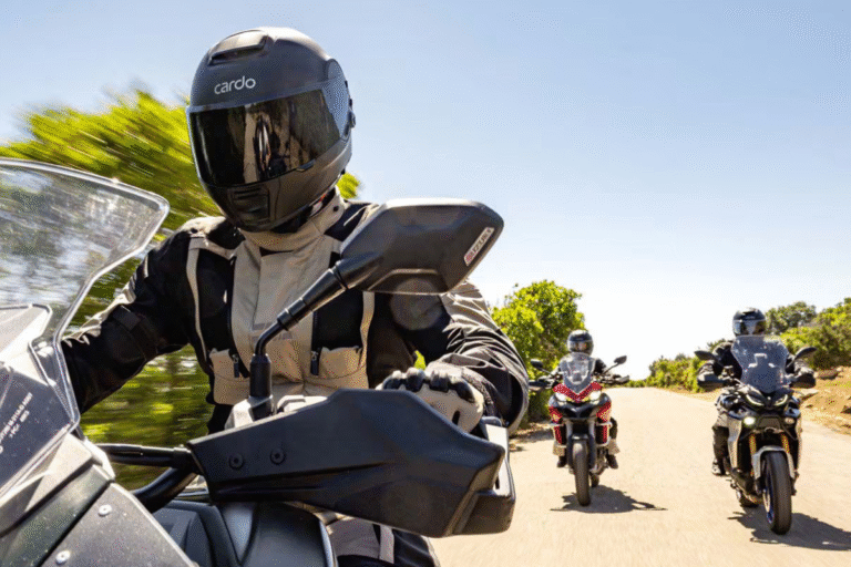 les motards attendaient cette sécurité ce casque connecté signé cardo promet un son de concert, une annulation de bruit et une alerte automatique en cas de chute