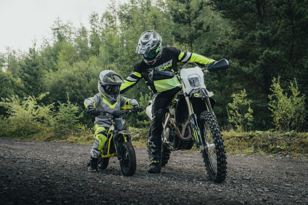 triumph motorcycles dévoile sa première gamme tout terrain électrique pour jeunes la txp propulsée par oset 1