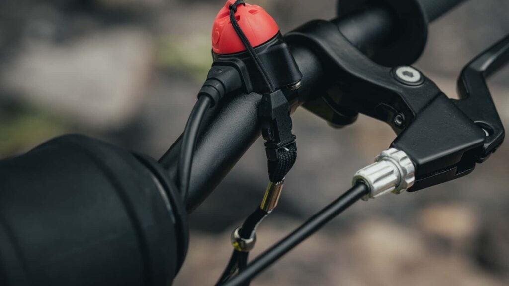 triumph motorcycles dévoile sa première gamme tout terrain électrique pour jeunes la txp propulsée par oset 10