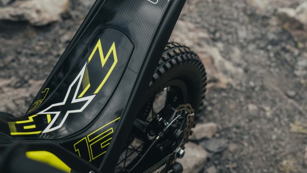 triumph motorcycles dévoile sa première gamme tout terrain électrique pour jeunes la txp propulsée par oset 12