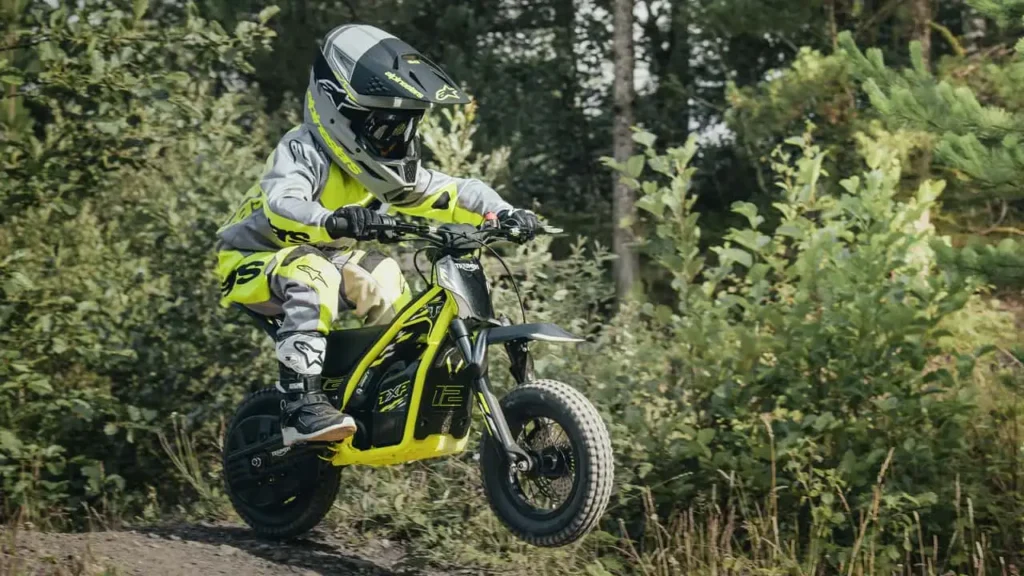 triumph motorcycles dévoile sa première gamme tout terrain électrique pour jeunes la txp propulsée par oset 2