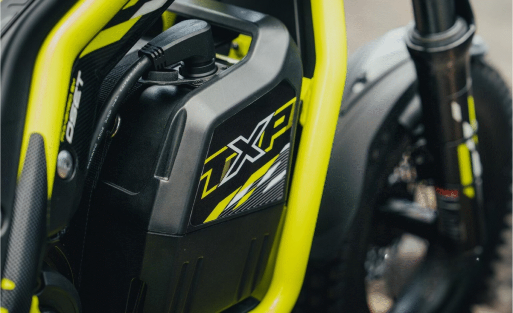 triumph motorcycles dévoile sa première gamme tout terrain électrique pour jeunes la txp propulsée par oset 20