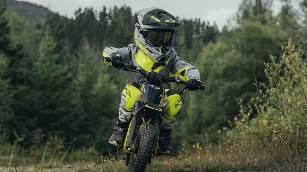 triumph motorcycles dévoile sa première gamme tout terrain électrique pour jeunes la txp propulsée par oset 3