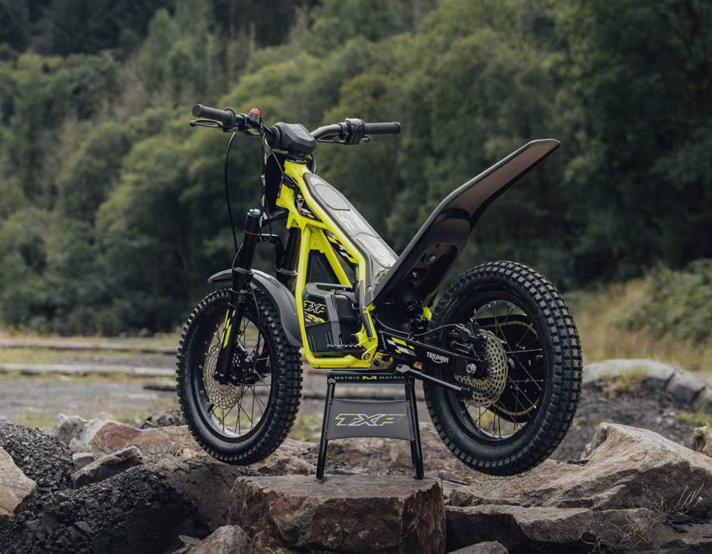 triumph motorcycles dévoile sa première gamme tout terrain électrique pour jeunes la txp propulsée par oset 7