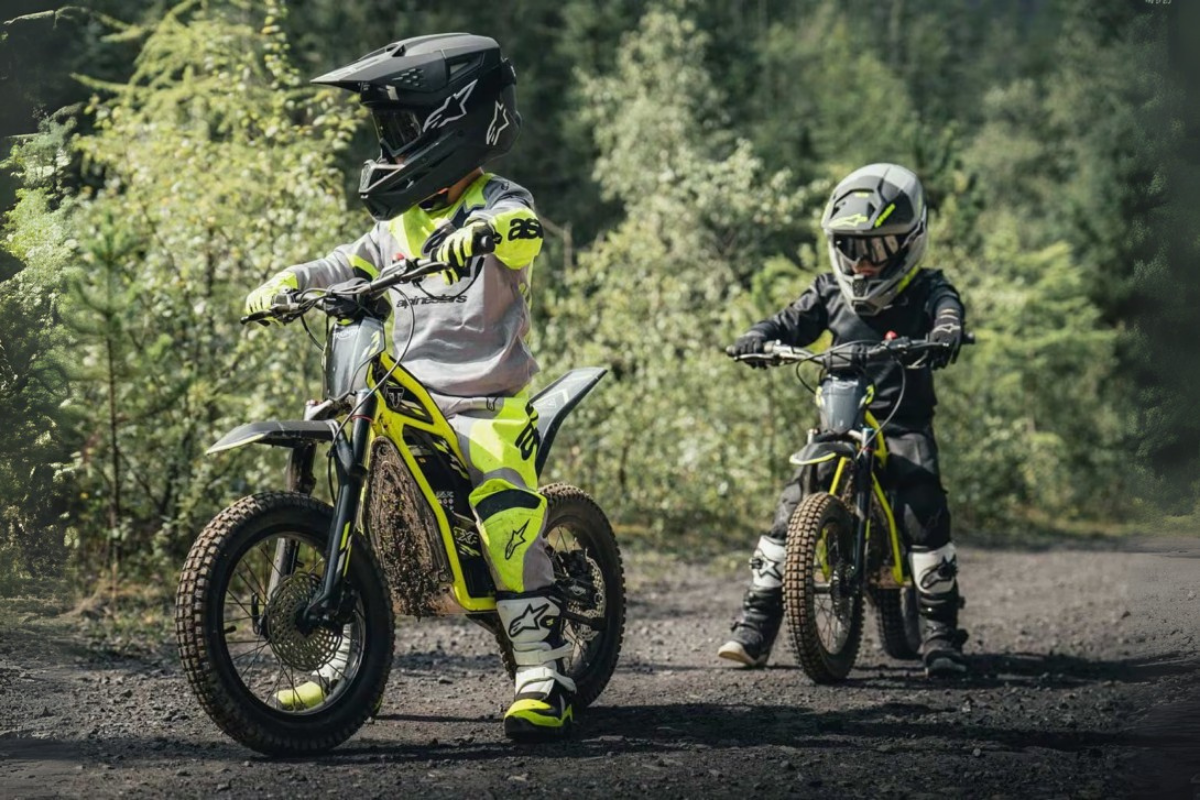 triumph motorcycles dévoile sa première gamme tout terrain électrique pour jeunes txp propulsée par oset