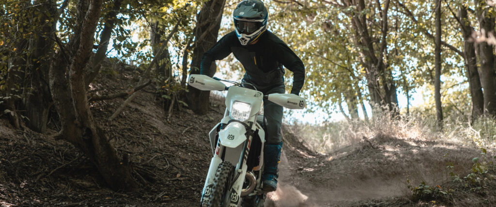un moteur affûté, une électronique chirurgicale ces husqvarna 2026 ne sont pas là pour faire de la figuration 2