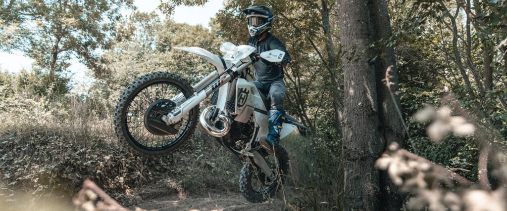 un moteur affûté, une électronique chirurgicale ces husqvarna 2026 ne sont pas là pour faire de la figuration 3