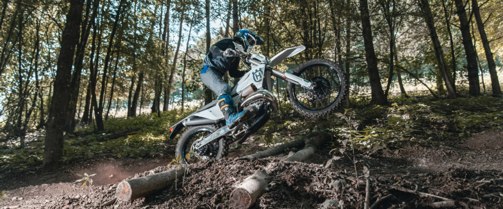 un moteur affûté, une électronique chirurgicale ces husqvarna 2026 ne sont pas là pour faire de la figuration 4