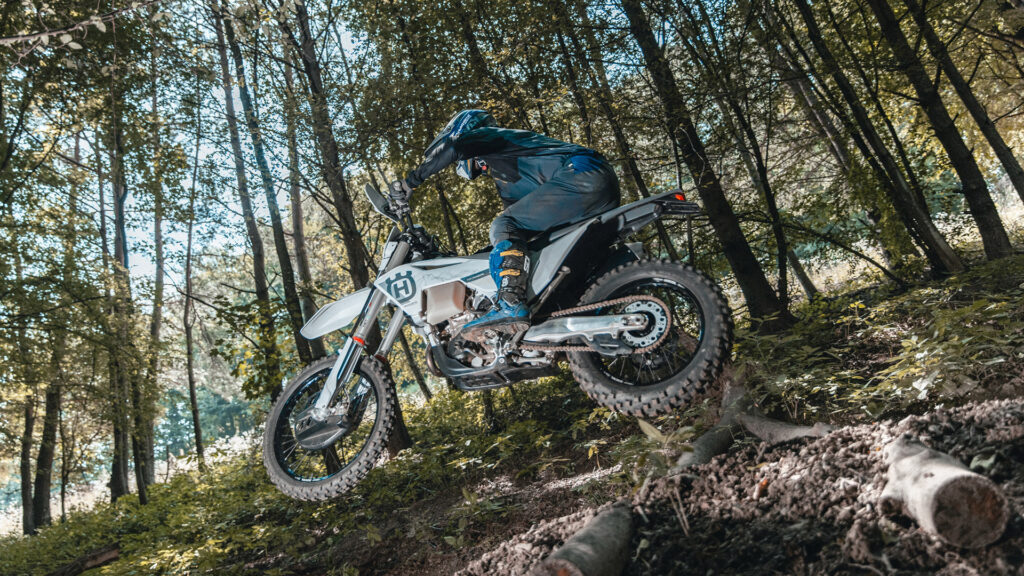 un moteur affûté, une électronique chirurgicale ces husqvarna 2026 ne sont pas là pour faire de la figuration 5
