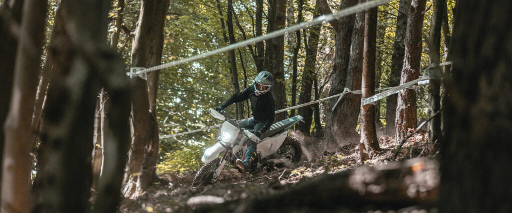 un moteur affûté, une électronique chirurgicale ces husqvarna 2026 ne sont pas là pour faire de la figuration 6