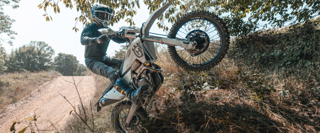 un moteur affûté, une électronique chirurgicale ces husqvarna 2026 ne sont pas là pour faire de la figuration 8