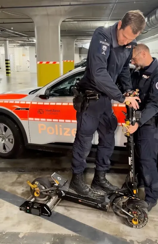 un petit boîtier discret permet désormais à la police de repérer les vélos et trottinettes électriques trop rapides en ville 1