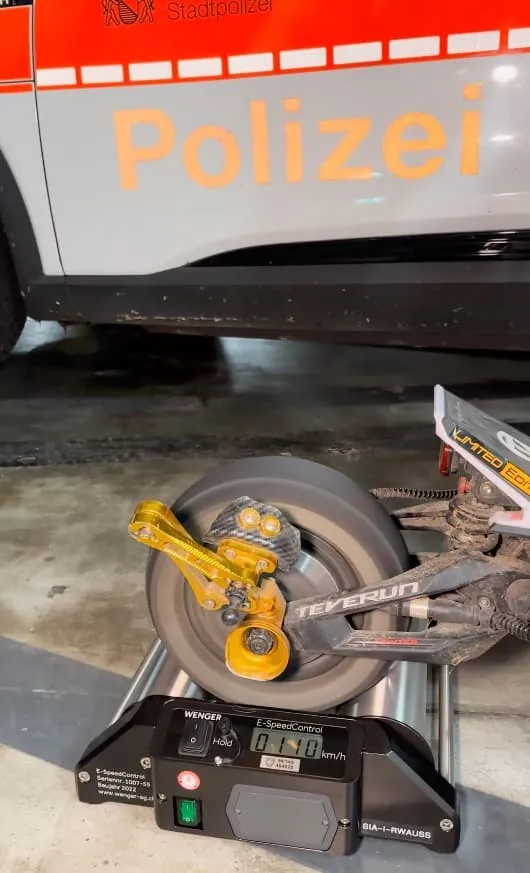 un petit boîtier discret permet désormais à la police de repérer les vélos et trottinettes électriques trop rapides en ville 2