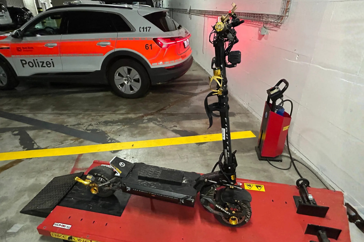 un petit boîtier discret permet désormais à la police de repérer les vélos et trottinettes électriques trop rapides en ville
