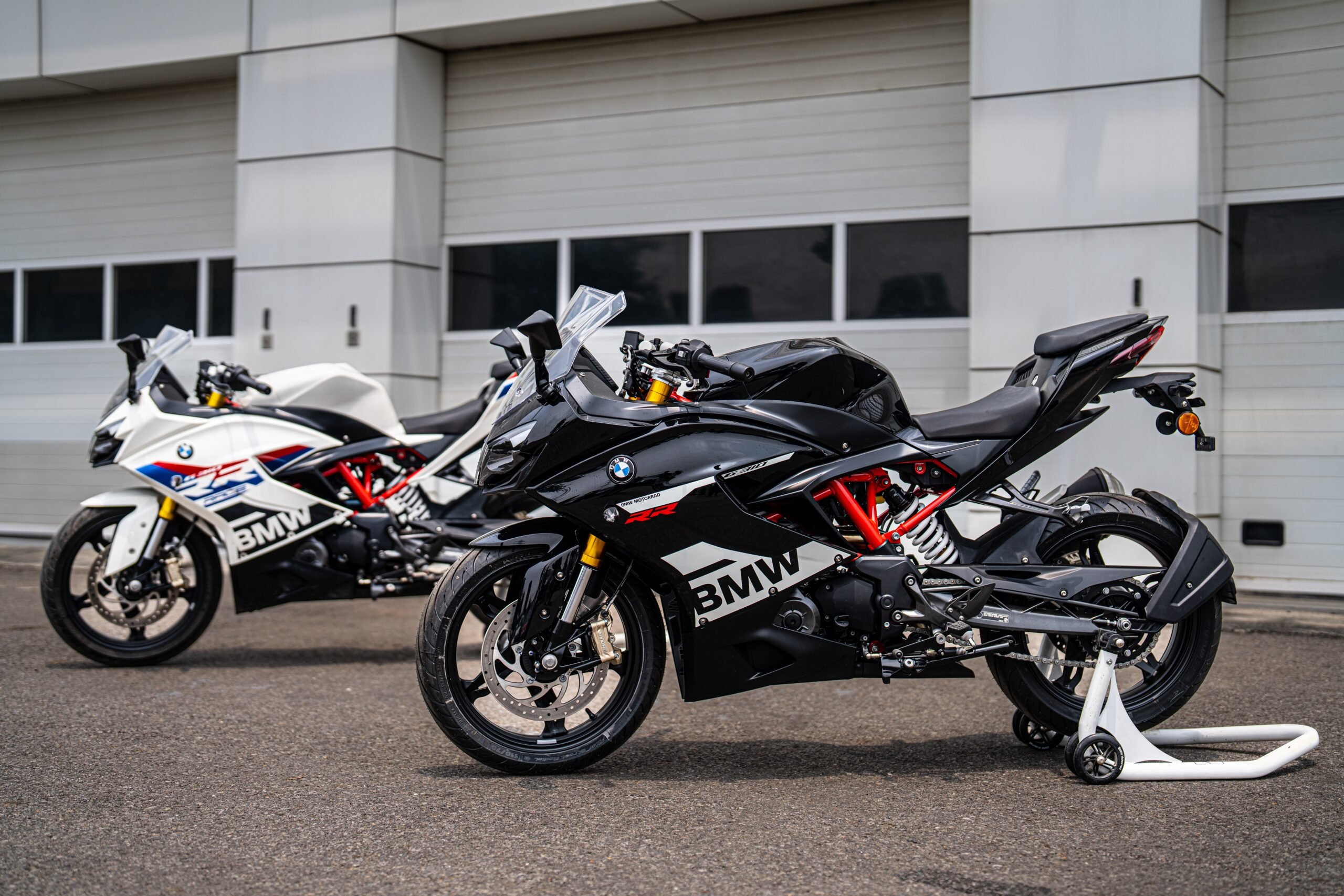 une simple 310 cm³, mais déjà une légende bmw ose la série limitée façon motogp miniature