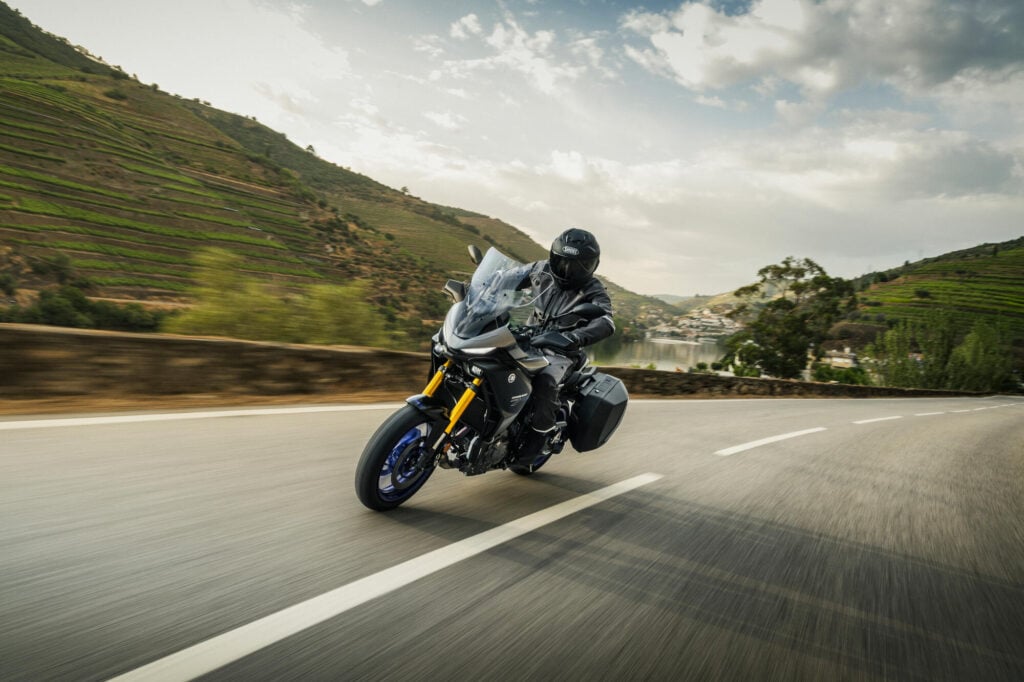 yamaha veut imposer la boîte auto sur la tracer 7 et les puristes hurlent déjà à la trahison 14