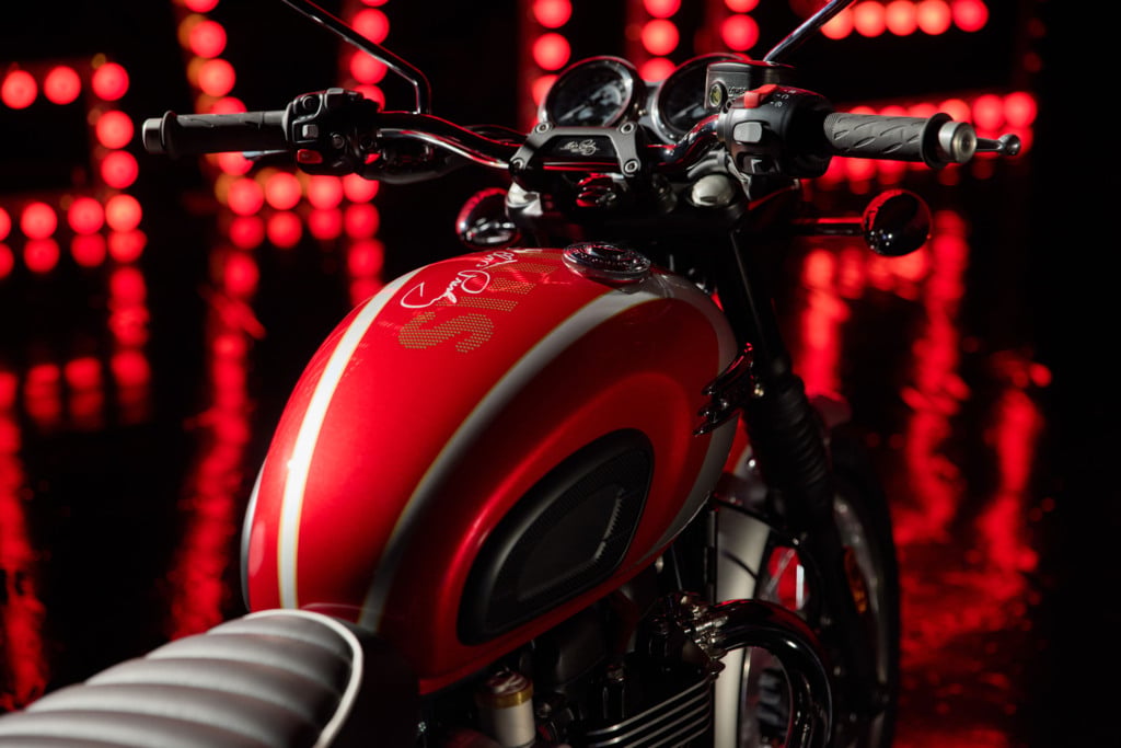 925 exemplaires pour la planète la bonneville t120 elvis numérotée arrive avec un disque d’or et un certificat co brandé de légende 11