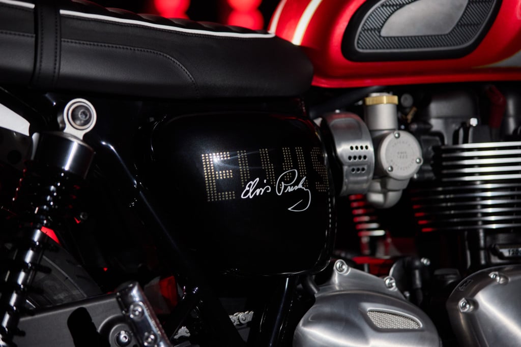 925 exemplaires pour la planète la bonneville t120 elvis numérotée arrive avec un disque d’or et un certificat co brandé de légende 13