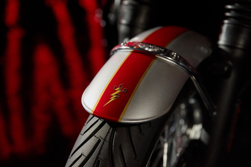 925 exemplaires pour la planète la bonneville t120 elvis numérotée arrive avec un disque d’or et un certificat co brandé de légende 14