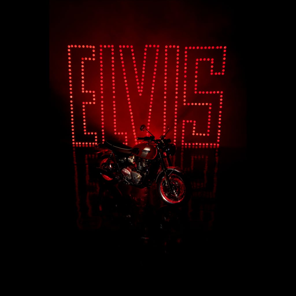 925 exemplaires pour la planète la bonneville t120 elvis numérotée arrive avec un disque d’or et un certificat co brandé de légende 3