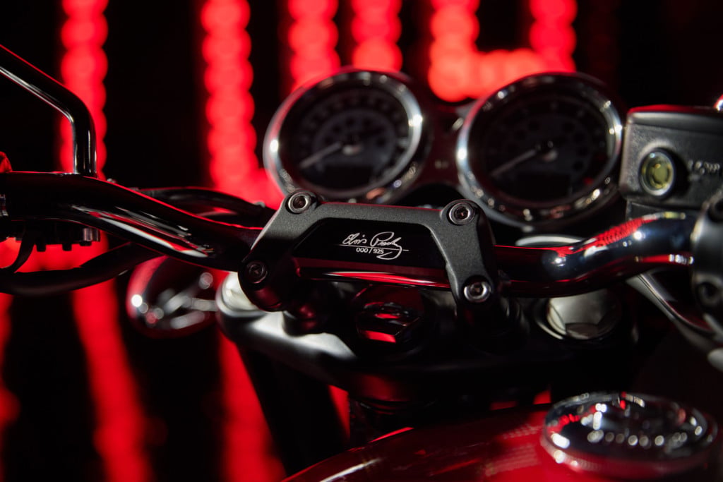 925 exemplaires pour la planète la bonneville t120 elvis numérotée arrive avec un disque d’or et un certificat co brandé de légende 8