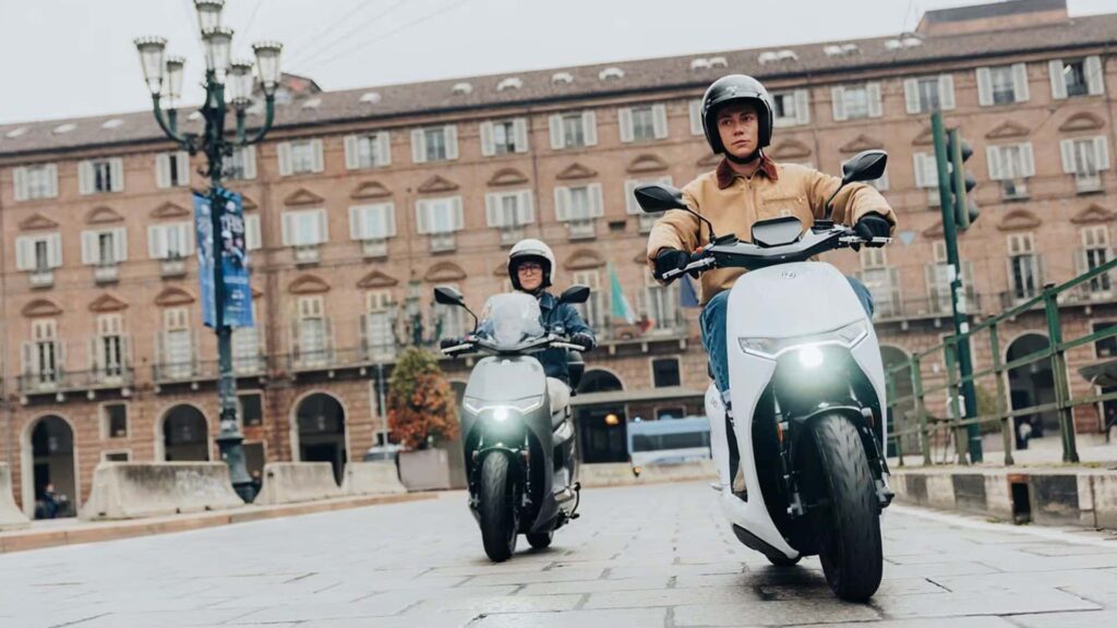 avec ce scooter compact à batterie amovible, ce scooter pourrait bien ringardiser tous les modèles thermiques en france 1