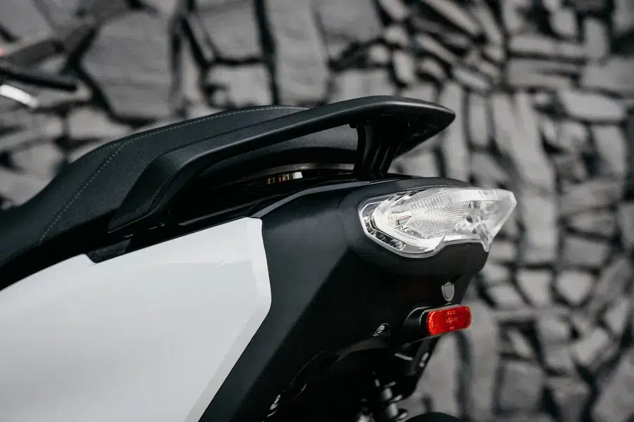 avec ce scooter compact à batterie amovible, ce scooter pourrait bien ringardiser tous les modèles thermiques en france 14