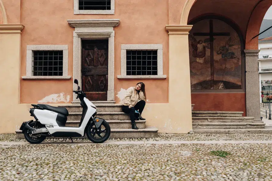 avec ce scooter compact à batterie amovible, ce scooter pourrait bien ringardiser tous les modèles thermiques en france 5