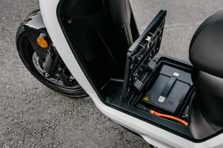 avec ce scooter compact à batterie amovible, ce scooter pourrait bien ringardiser tous les modèles thermiques en france 6
