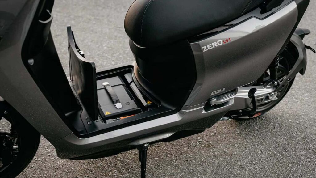 avec ce scooter compact à batterie amovible, ce scooter pourrait bien ringardiser tous les modèles thermiques en france 7